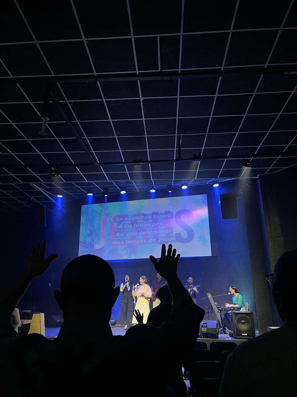 Igreja em momento de adoração